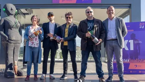 Noe V&aacute;zquez, acompa&ntilde;ada dos representantes das salas Mardi Gras e A Pousada da Galiza Imaxinaria. | FOTO: PixelinPhoto.