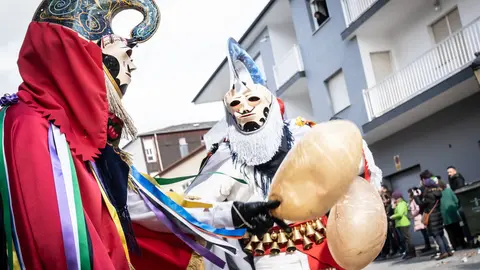 Dos de las pantallas que representaron al Entroido de Xinzo en la ViboMask vianesa. | FOTO: &Aacute;lex Nieves.