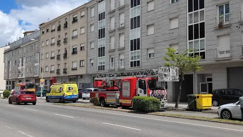 Una de las residentes en el 104 de la avenida de Ourense acab&oacute; siendo trasladada al centro m&eacute;dico. | FOTO: Xos&eacute; Lois Colmenero.