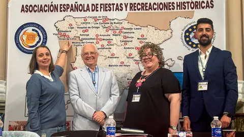 Ana Lozano, tesorera de la AC Civitas Limicorum; con Antonio Madrid, presidente de la Asociaci&oacute;n de Fiestas y Recreaciones Hist&oacute;ricas, su vicepresidenta, Conchi Ojea, y Marcos Argibay, presidente de la Civitas Limicorum.