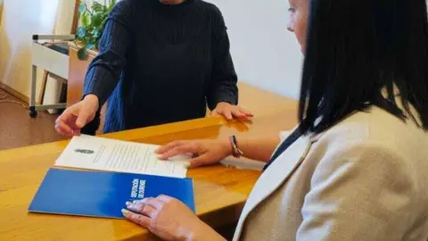 Cristina Campero, esta ma&ntilde;ana, en las oficinas del Parlamento de Galicia.