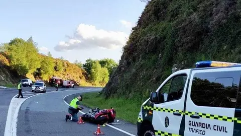 Motocicleta del var&oacute;n pontevedr&eacute;s fallecido.