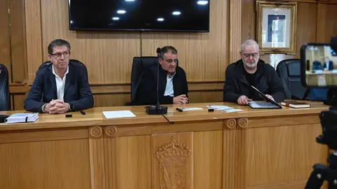 Carlos G&oacute;mez (concelleiro de Cultura), Amador D&iacute;az (alcalde de Xinzo) e Alfonso Carlos Lois (representante do grupo de traballo)