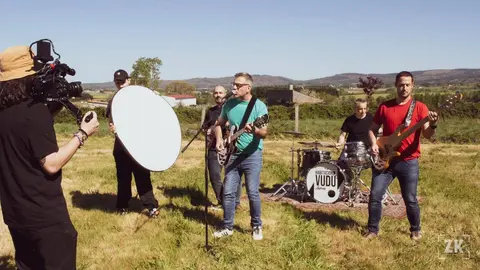 Rub&eacute;n Seoane, de rojo, al bajo, en un momento de la grabaci&oacute;n del &uacute;ltimo videoclip del grupo. | FOTO: RR.SS. Habitaci&oacute;n Vud&uacute;.