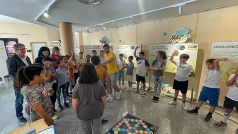 Varios de los escolares que visitaron la exposici&oacute;n junto al Concejal de Cultura de Xinzo Carlos G&oacute;mez.