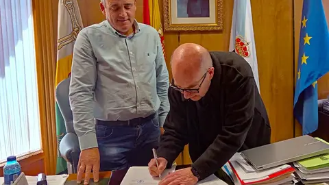 Firma del convenio entre el Concello y la Agrupaci&oacute;n Musical a Limia.