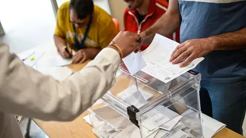 Desconocemos si el sufragio de la imagen ir&iacute;a a parar a Piratas Rebeldes, formaci&oacute;n que en Xinzo tuvo dos votos. | FOTO: Noelia Caseiro.