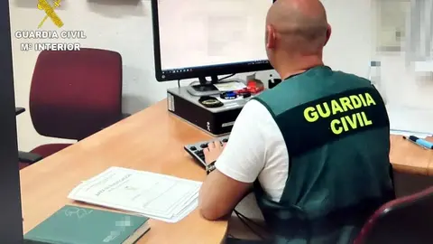 Guardia Civil investiga un suceso.