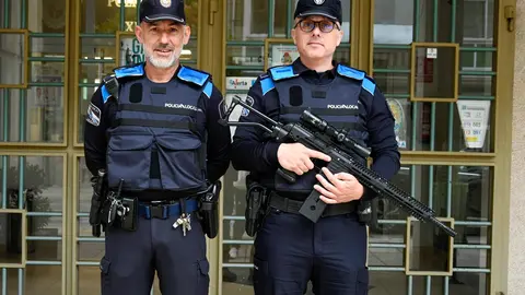 Agentes de la Polic&iacute;a Local de Xinzo de Limia con el nuevo rifle "anti velutinas".