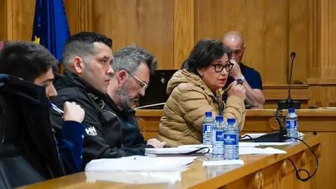 Elvira Lama xunto ao seu equipo nun dos plenos do Concello de Xinzo de Limia.