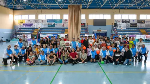 Foto de familia dos participantes do encontro interxeracional de cachibol.