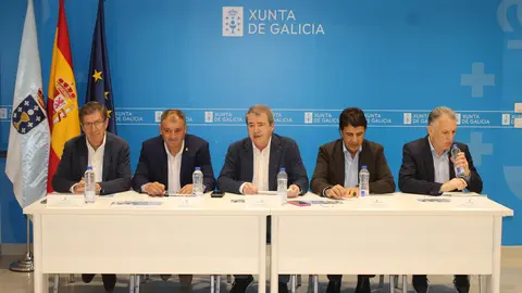Desde la izquierda de la imagen, Carlos G&oacute;mez Salgado de Vedmar, concejal de Cultura de Xinzo; el regidor, Amador D&iacute;az; el delegado de la Xunta en Ourense, Manuel Pardo, y Pablo Garc&iacute;a Vivanco, nutricionista.