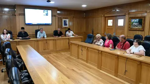 La Ejecutiva del Fondo Galego de Cooperaci&oacute;n se reuni&oacute; en el sal&oacute;n de plenos antelano. | FOTO: Noelia Caseiro.