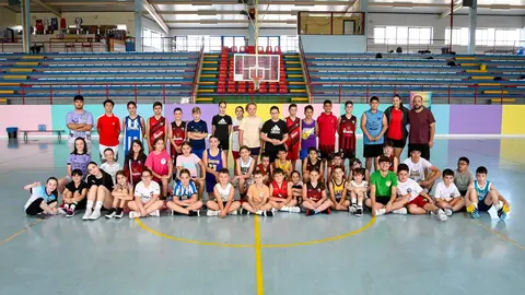 Os cativos do campus de baloncesto xunto aos seus monitores.