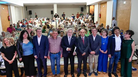 Autoridades, organizadores, ponentes y p&uacute;blico asistente, en la primera jornada de las InterLhas en Xinzo de Limia. | Noelia Caseiro.