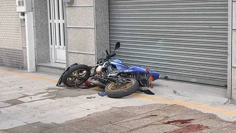 Estado en el que qued&oacute; la motocicleta siniestrada. | FOTO: Xos&eacute; Lois Colmenero.