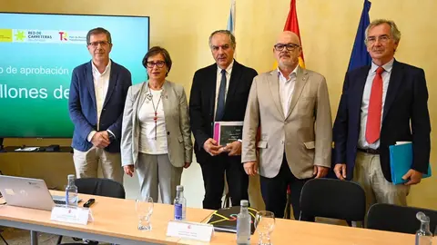 Carlos G&oacute;mez, Elvira Lama, &Aacute;ngel Gonz&aacute;lez del R&iacute;o, Eladio Santos y Enrique Urcola. | FOTO: Noelia Caseiro.