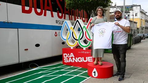 &Aacute;ngeles Mart&iacute;nez, concelleira de Servizos Sociais xunto a un dos membros de ADOS.