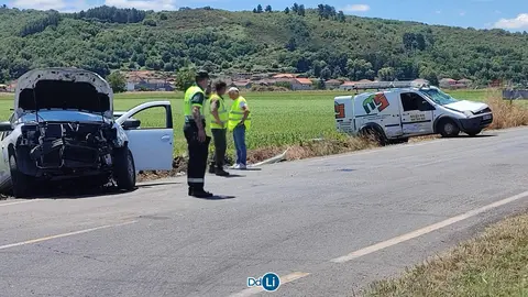 El veh&iacute;culo de la izquierda de la imagen alcanz&oacute; de lleno a la furgoneta. | FOTO: Xos&eacute; Lois Colmenero.