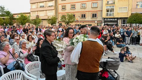 El momento m&aacute;s emotivo de la tarde lleg&oacute; con la entrega de un par de ramos a la madre y la compa&ntilde;era del homenajeado Rub&eacute;n Seoane. | FOTO: Noelia Caseiro.