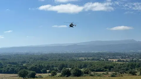 El helic&oacute;ptero de la Guardia Civil, sobrevolando esta ma&ntilde;ana de domingo la localidad de Sabariz.