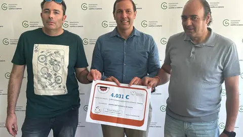 El presidente y tesorero de los pasteleros orensanos, Camilo
&Aacute;lvarez y Arturo Prado, entregan a su hom&oacute;logo en la Asociaci&oacute;n Espa&ntilde;ola Contra el C&aacute;ncer en Ourense, Germ&aacute;n Rodr&iacute;guez-Sa&aacute;, el cheque de lo recaudado.