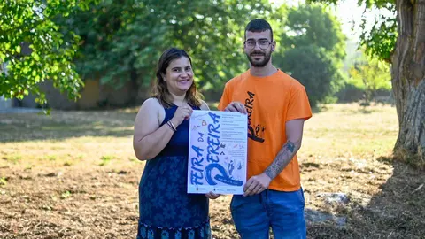 La alcaldesa de Rairiz de Veiga, Asunci&oacute;n Morgade, y el conselleiro Daniel Gonz&aacute;lez Ferreiro con el cartel de la IV Feira da Pereira.
