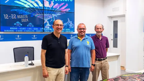 El vicepresidente segundo de la Diputaci&oacute;n, C&eacute;sar Fern&aacute;ndez y el director general de Cultura de la Xunta de Galicia, Anxo Lorenzo, presentan las XXXIX Xornadas de Folclore. Tambi&eacute;n participa Xulio S&aacute;nchez Senra (Organizador de las Jornadas).