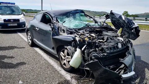 Accidente de un turismo contra un trailer en la A-52 en Xinzo de Limia.