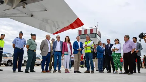 Alfonso Rueda y resto de autoridades durante la inauguraci&oacute;n de la base a&eacute;rea transfronteriza Ver&iacute;n-O&iacute;mbra. | FOTO: Noelia Caseiro.