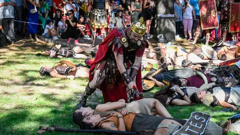 Os romanos, como cada ano, impux&eacute;ronse &aacute;s tropas de Beltaine. | FOTO: Noelia Caseiro.