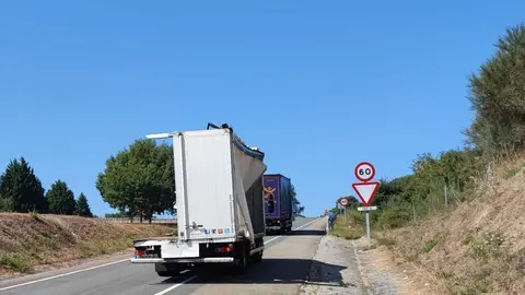 Estructura da&ntilde;ada tras el impacto de dos camiones en la A-52 | FOTO: Xos&eacute; Lois Colmenero.