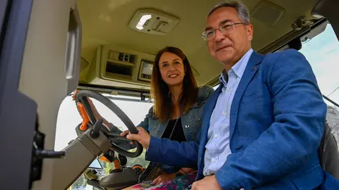 Conselleira e presidente da Deputaci&oacute;n, encaramados nun dos tractores m&aacute;is potentes da feira. | FOTO: Noelia Caseiro.
