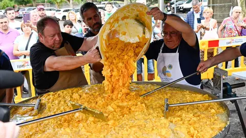 Durante la elaboraci&oacute;n de la tortilla gigante en Alimagro | FOTO: Noelia Caseiro.