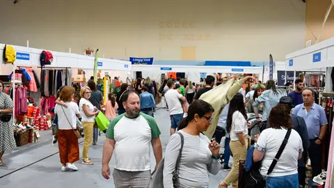 P&uacute;blico asistente a la Feria del Comercio, Prolimia | FOTO: Noelia Caseiro