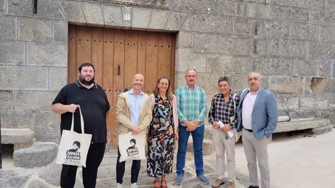 Susana Reboreda, Vicerrectora de Extensi&oacute;n Universitaria de la Universidad de Vigo acompa&ntilde;ada por organizadores del SOPA y alcaldes de Calvos de Rand&iacute;n, Os Blancos y Baltar.
