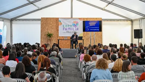 ExpoFamilia durante la charla impartida por el pediatra Carlos Gonz&aacute;lez | FOTO: Noelia Caseiro.