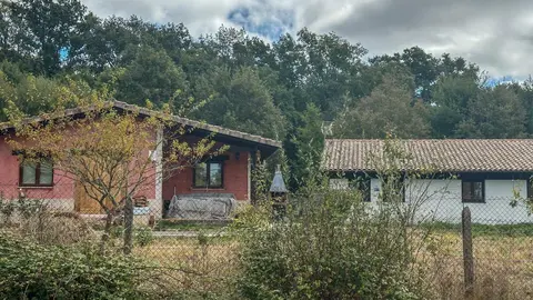 A la izquierda, la casa que se declar&oacute; ilegal. A la derecha, de color blanco, y en la misma parcela, una construcci&oacute;n con antena y chimenea. | FOTO: Xos&eacute; Lois Colmenero.