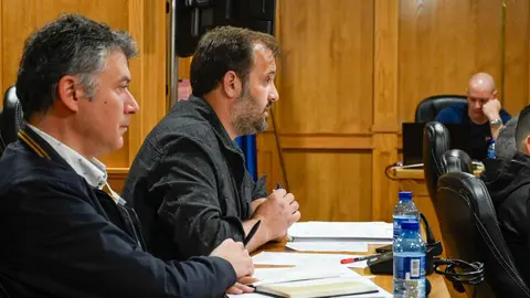 Manuel Pozo e Camilo Vila nun dos plenos municipais.