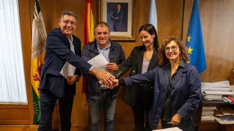 Amador D&iacute;az Pen&iacute;n, alcalde do Concello de Xinzo de Limia; Mateo Alonso San Rom&aacute;n, coordinador institucional de ABANCA en Ourense; a coordinadora institucional de Afundaci&oacute;n en Ourense e Lugo, Beatriz Fern&aacute;ndez-Anguiano; e a directora da oficina de ABANCA en Xinzo, Pilar Sobrino.
