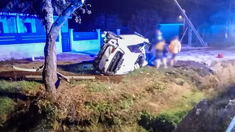 El VW Golf se sali&oacute; de la calzada por su margen derecho y derrib&oacute; un poste el&eacute;ctrico.