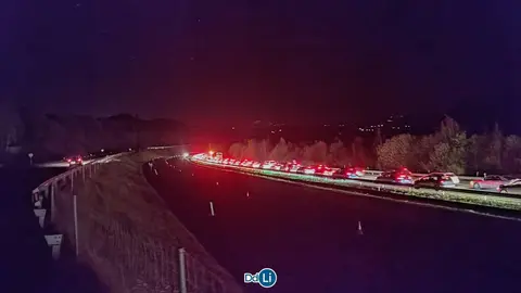 Retenciones en la A-52 entre los kil&oacute;metros 207 y 202, sentido Vigo, a &uacute;ltima hora de este domingo. | FOTO: Xos&eacute; Lois Colmenero.