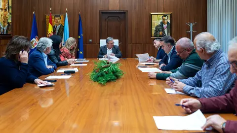 Reuni&oacute;n da Xunta de Goberno da Deputaci&oacute;n Ourense. Asisten Lu&iacute;s Menor P&eacute;rez (Presidente Deputaci&oacute;n); Marta N&oacute;voa Iglesias (VicePresidenta 1&ordf;); C&eacute;sar Fern&aacute;ndez Gil (VicePresidente 2&ordm;); Placido &Aacute;lvarez Doba&ntilde;o (VicePresidente 3&ordm;); Rosendo Fern&aacute;ndez; Jorge Pumar Tesouro (Deputado PPOU); Manuel Seoane Rodr&iacute;guez (Deputado PPOU); Patricia Torres Madureira (Deputado PPOU); Mar&iacute;a Teresa Barge Bello (Deputada PPOU); Adamantino Barreiro Garc&iacute;a (Vicesecretario da Deputaci&oacute;n de Ourense);  M&oacute;nica Legaspi (Interventora Deputaci&oacute;n Ourense).