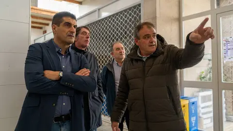 El alcalde de Xinzo, Amador D&iacute;az, explicando a Gabriel Al&eacute;n el proyecto de reforma de la plaza de abastos. | FOTO: Marcos Argibay.