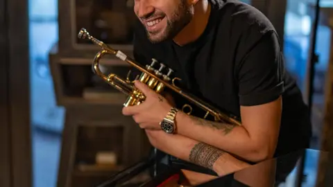 El vigu&eacute;s Rub&eacute;n Sime&oacute;, sobre el piano de su compa&ntilde;ero de d&uacute;o, Antonio Morant.