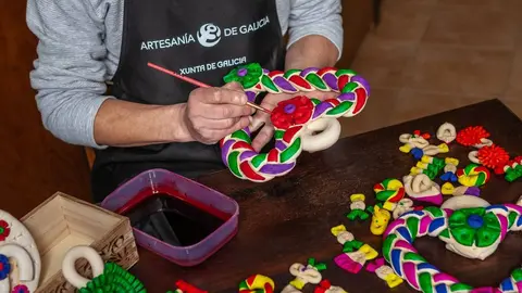 Elaboraci&oacute;n de sanandresi&ntilde;os, con el artesano Jorge Bell&oacute;n.