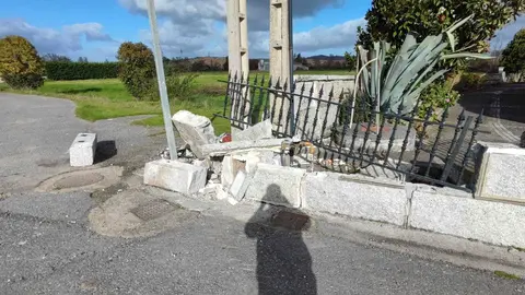 El impacto derrib&oacute; parte del muro perimetral de la vivienda. | FOTO: Xos&eacute; Lois Colmenero.