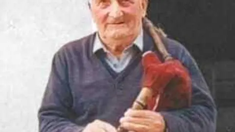 Juan Ferreiro Ferreiro, o "gaiteiro de Laro&aacute;". | FOTO: Cedida.