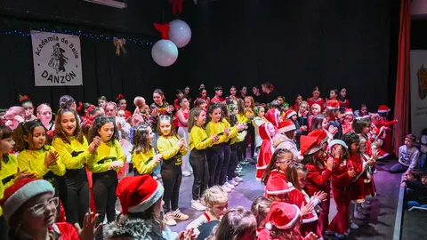 M&aacute;s de un centenar de bailarines participaron en una nueva edici&oacute;n de la Gala de Nadal de la Academia Danz&oacute;n. | FOTO: Noelia Caseiro.