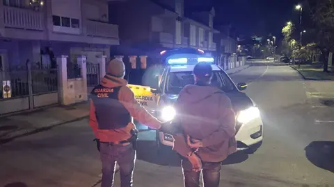 El presunto autor de los hechos en el momento de su detenci&oacute;n. | FOTO: Guardia Civil.